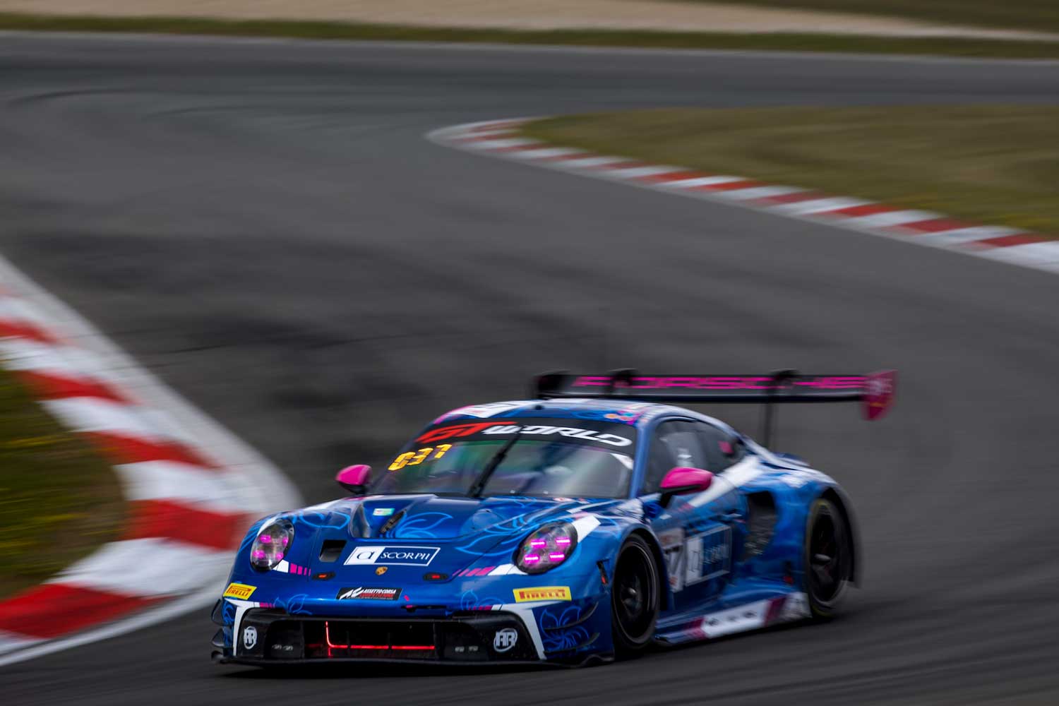 Doppelter-Titelkampf-für-Rutronik-Racing-in-Barcelona